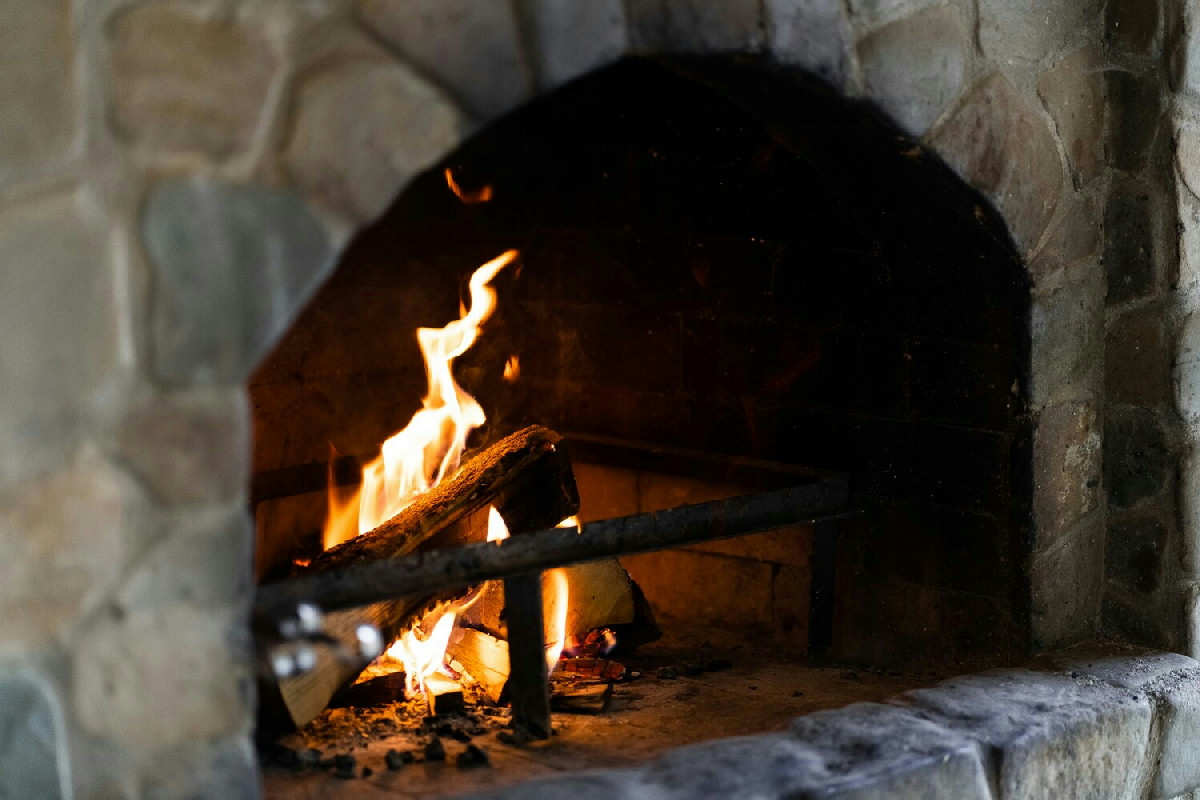 Il caminetto sporco peggiora l’aria e il comfort in casa: perché è importante pulirlo regolarmente