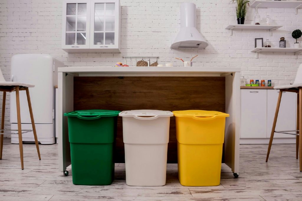 Perché mantenere puliti i contenitori della spazzatura è fondamentale per un’igiene efficace in casa