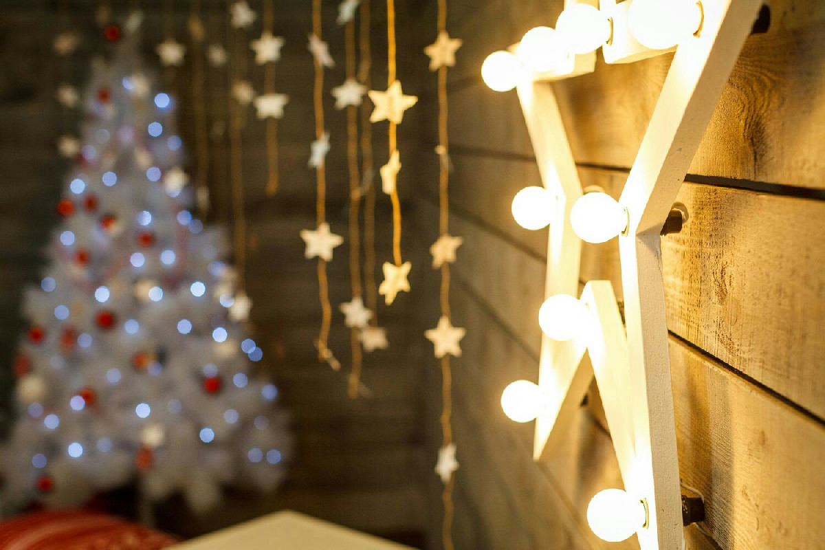 Un piccolo trucco con le luci di Natale per rendere la casa calda e accogliente durante le feste