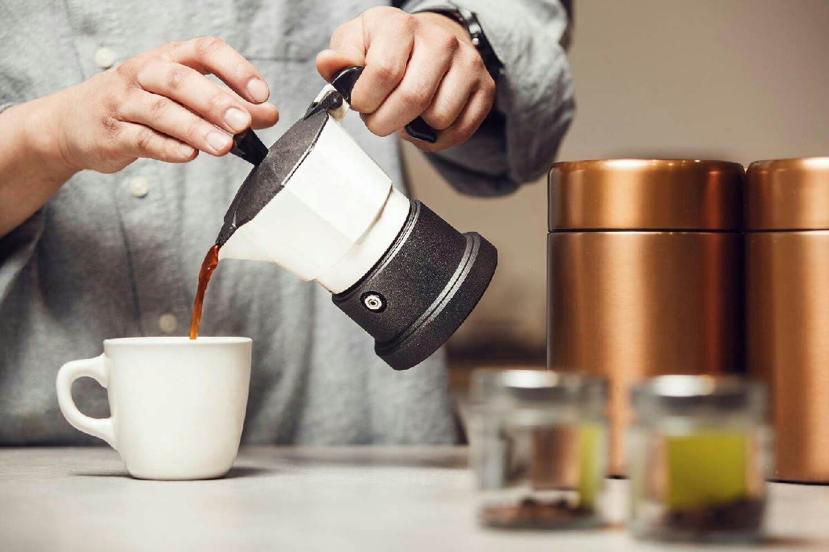 Pulire la moka dentro e fuori per mantenere il sapore autentico e la macchina sempre efficiente