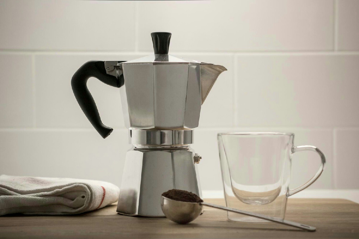 Pulire la moka dentro e fuori per mantenere il sapore autentico e la macchina sempre efficiente