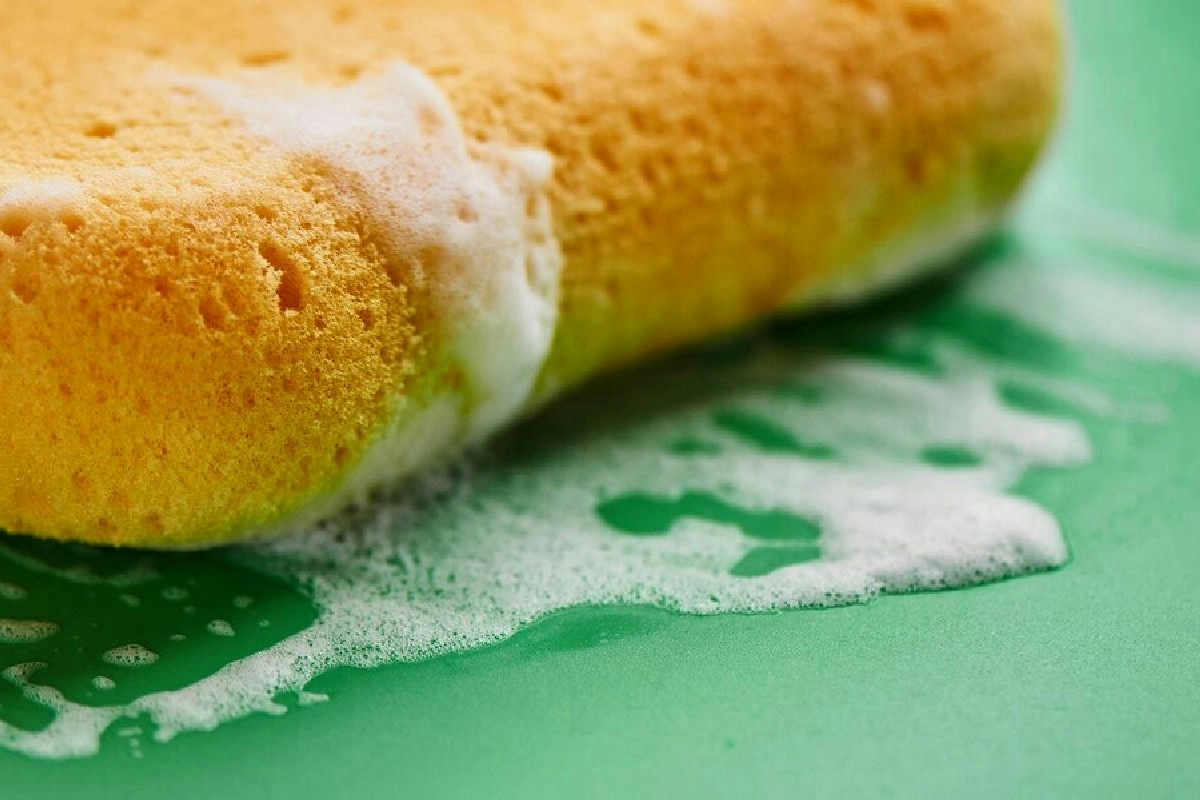 Sanitari sempre brillanti: le regole essenziali per igienizzare correttamente spugne di cucina e bagno