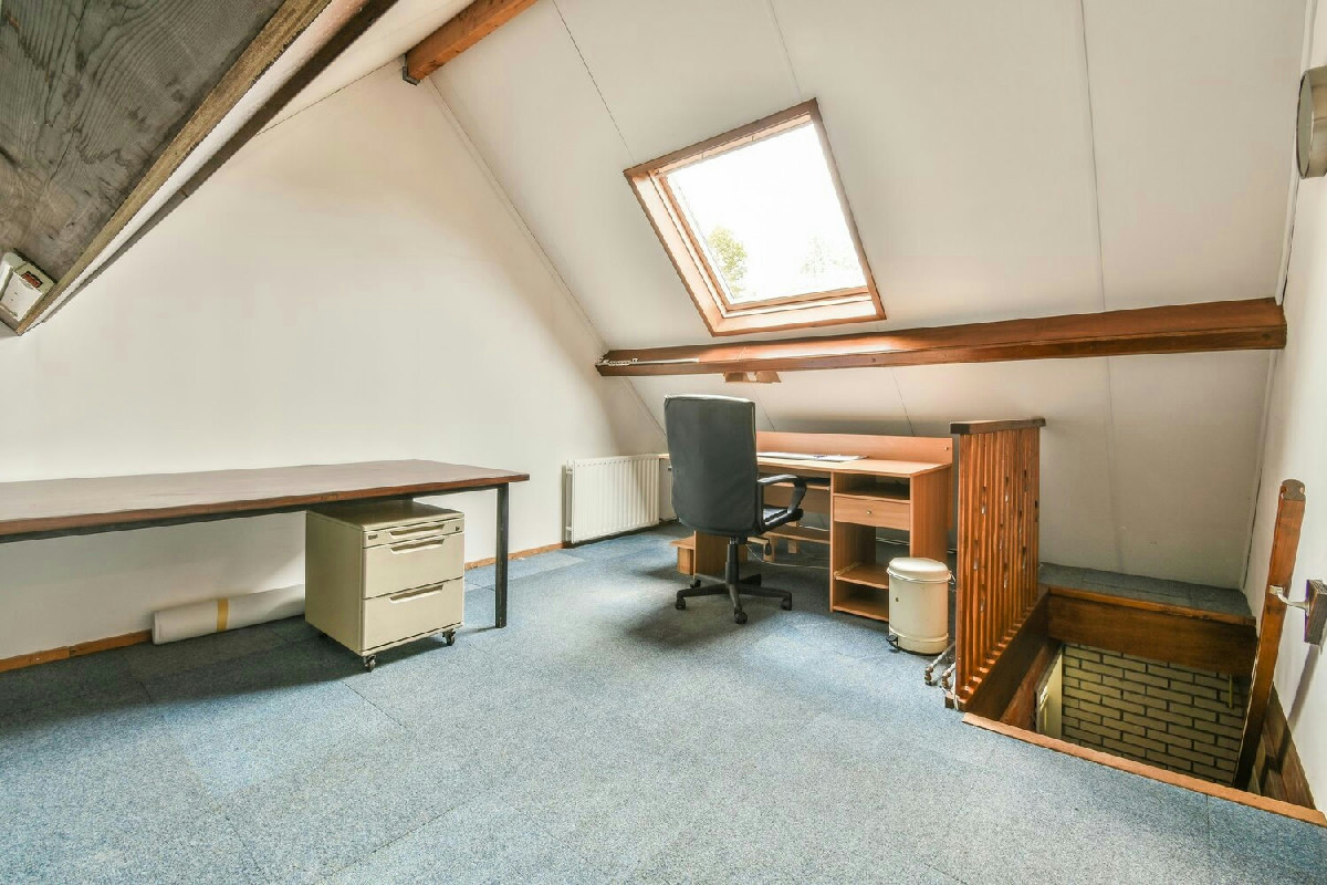 Un semplice intervento trasforma il sottotetto oscuro in una mansarda luminosa e accogliente