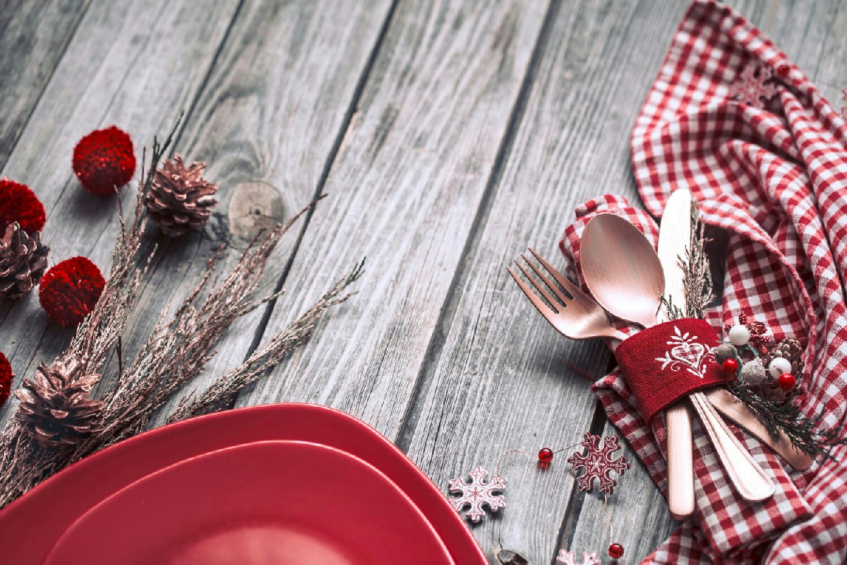 Tavole imbandite per Natale 2025: idee fresche per una festa dal fascino autentico e unico