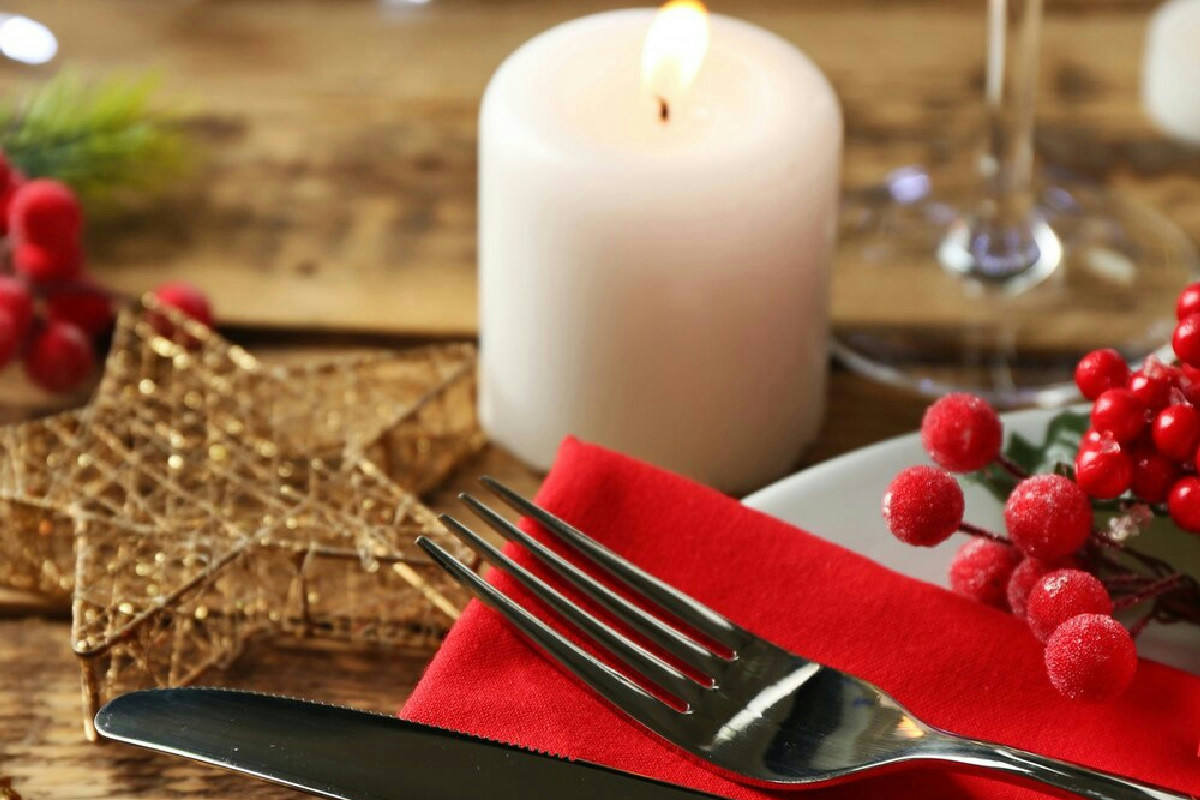 Tavole imbandite per Natale 2025: idee fresche per una festa dal fascino autentico e unico